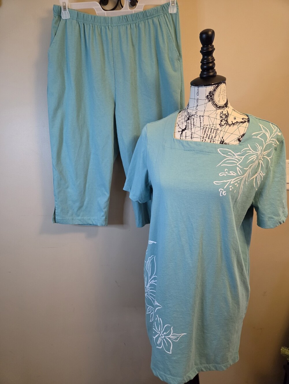 Blair Medium 2 Piece Matching Set Aqua Floral Tunic Top Capri Pants Outfit